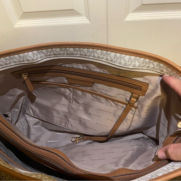 Michael Kors Signature Logo Jet Set Trvael Chain Medium tote - Picture 7 of 7